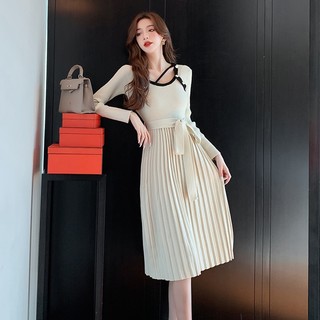 Đầm Dệt Kim Tay Dài Cổ Vuông Xếp Ly Phối Nút Vàng Dễ Thương