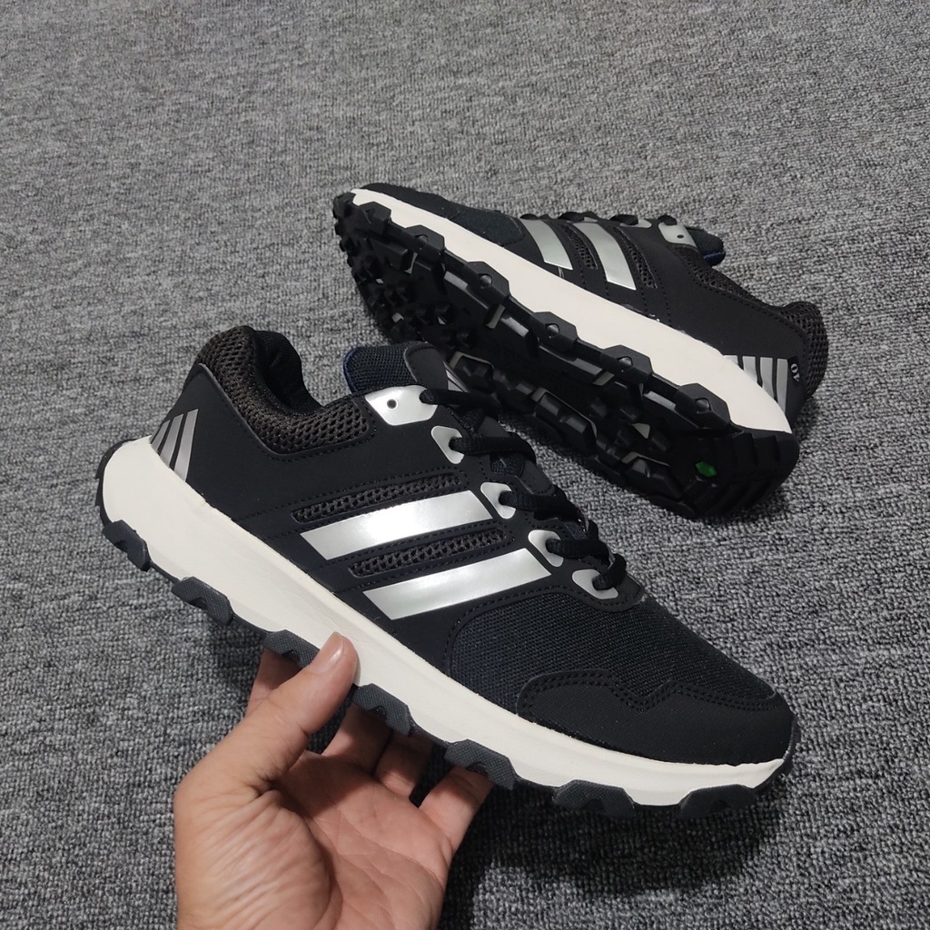 Top sneaker nam bán chạy đế mềm phối màu trắng vàng gồm 2 màu đen sọc bạc và đen sọc đen size 39 đến 44