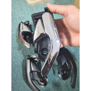 Tay mở cửa trong Ford Escape