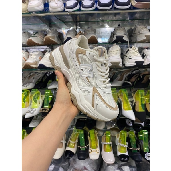 Giày thể thao đế cao pha nâu