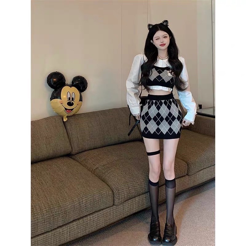 Set Váy Croptop Hoạ Tiết Quả Trám Và Sơmi Tay Dài Năng Động