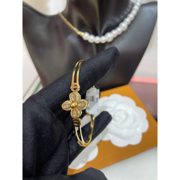 Vòng tay titan hoa đá