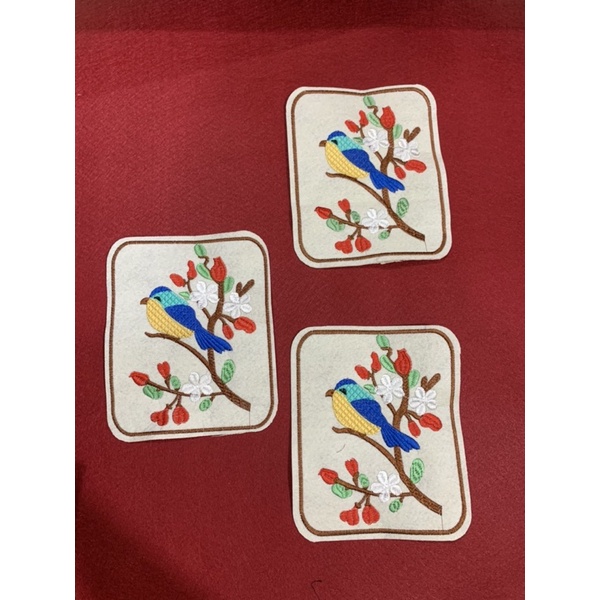 Sticker thêu là ủi vuông chim