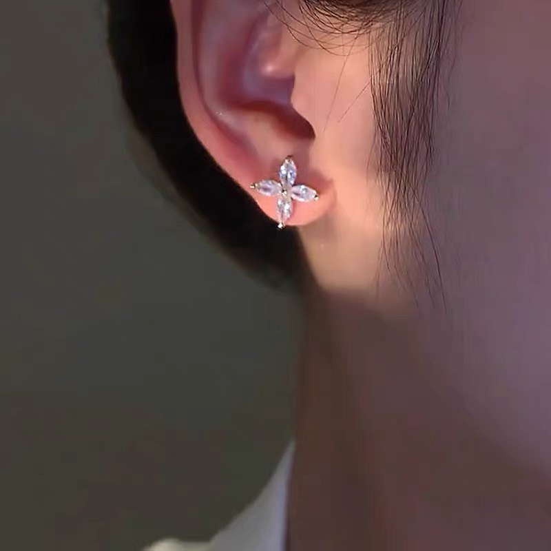 Bông tai, khuyên tai gắn vành tai đính hạt hình cỏ 4 lá dành cho nữ Hàn Quốc