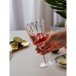 Ly thủy tinh chân cao dày dặn uống rượu vang