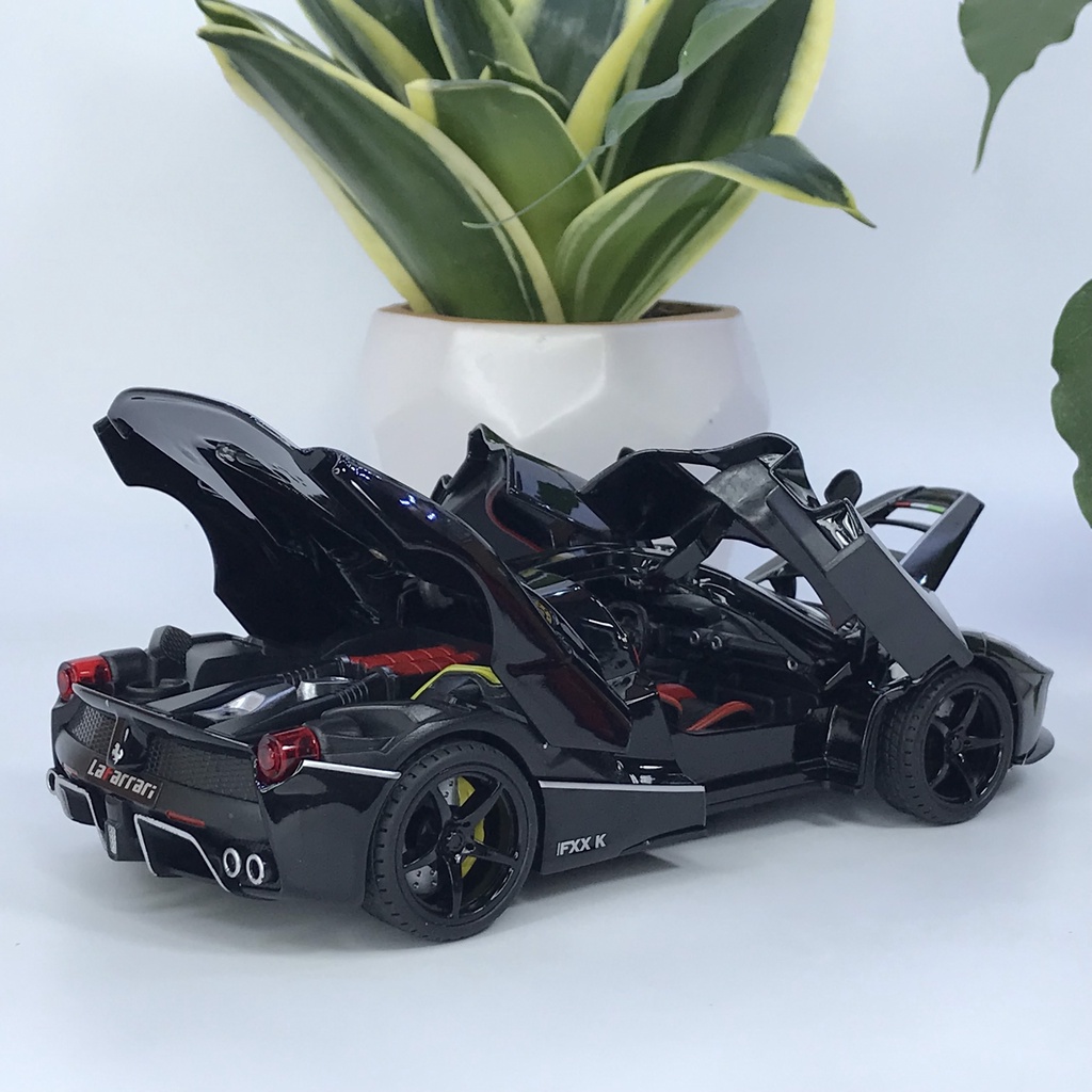 Mô hình siêu xe Ferrari FXX K tỷ lệ 1:22 bằng kim loại phiên bản đường đua của LaFerrari