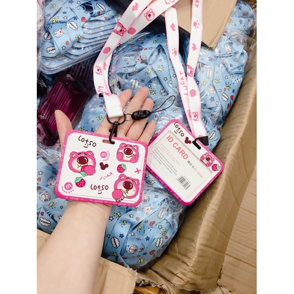 Sỉ 5 đeo thẻ ngang cao cấp hoạ tiết gấu dâu, đoremon, quả đào
