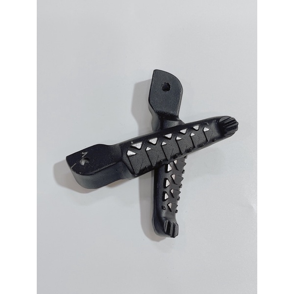 Gác chân sau nhôm mẫu cá xấu sáng bóng, bền bỉ lắp xe Honda Yamaha