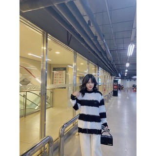 Áo len kẻ đen trắng hoạ tiết rách ulzzang