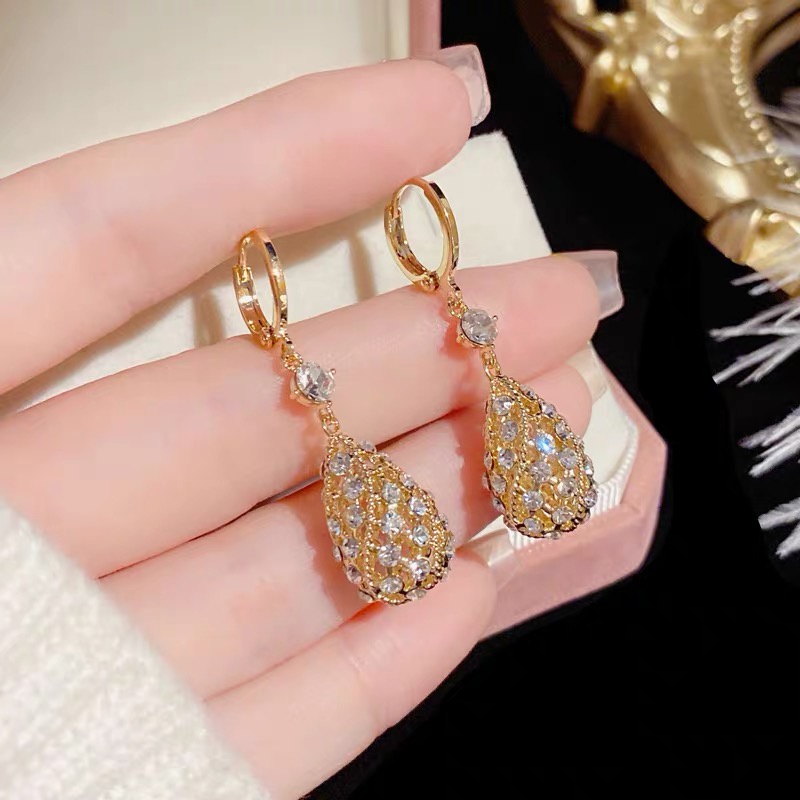 Khuyên Tai Hình Giọt Nước Rỗng Đính Kim Cương Giả Phong Cách Thu Đông Mới Thanh Lịch Cho Nữ