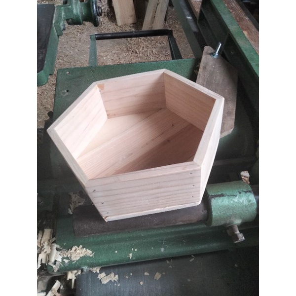 khay gỗ lục giác rộng 22 cm cao 7cm.