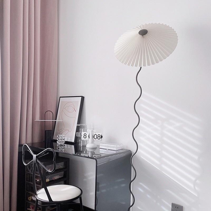 Đèn cây đứng thân lượn sóng chao xếp ly chỉnh sáng 3 màu Thanhshoptn