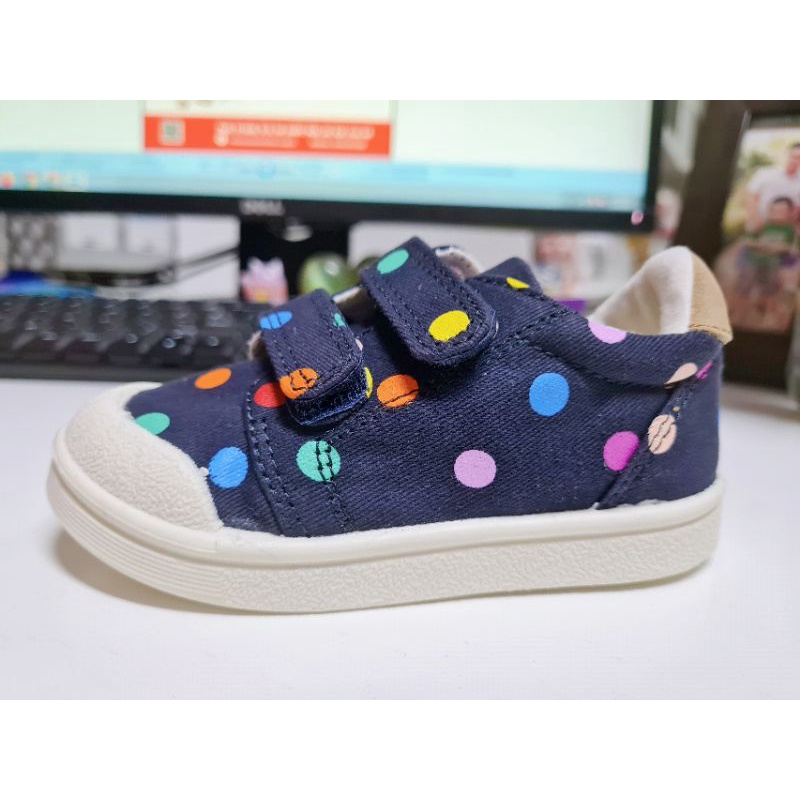 Giày vải họa tiết chấm bi, đế cao su ép phun, chuẩn xuất