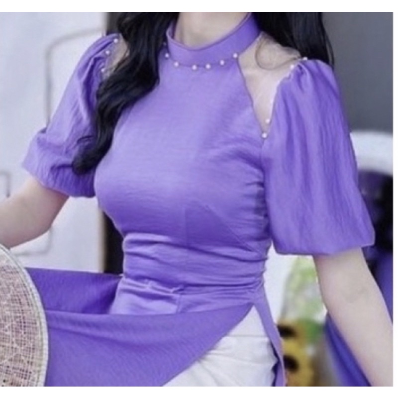 Áo dài lụa tím tay chun ngắn phối lưới.