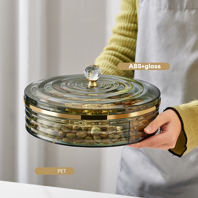 Một tách trà trong phòng khách hiện đại, một thành phần ăn Nhẹ phù hợp với hạt giống trái cây khô, số lượng mới của năm 2022.