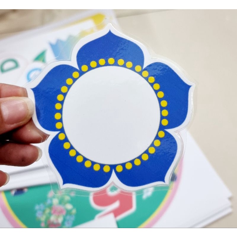 Sét 10 Hoa in màu éplatic 9-10cm viết số, dấu...sẵn nam châm lá.