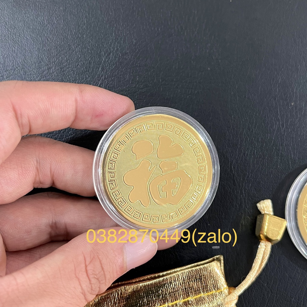 Đồng Xu Lá Vàng Ông Thần Tài Bỏ Trong Hộp Mica Cao Cấp Kèm Túi Gấm Phúc Lộc May Mắn