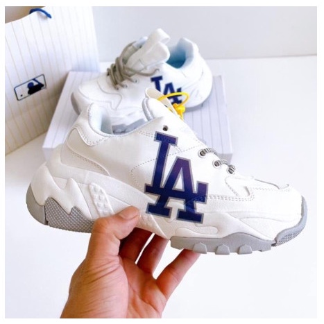 Giày sneakers LA trắng chữ xanh