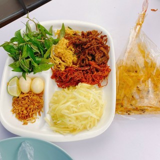Bánh tráng trộn cắt sợi kèm đũa