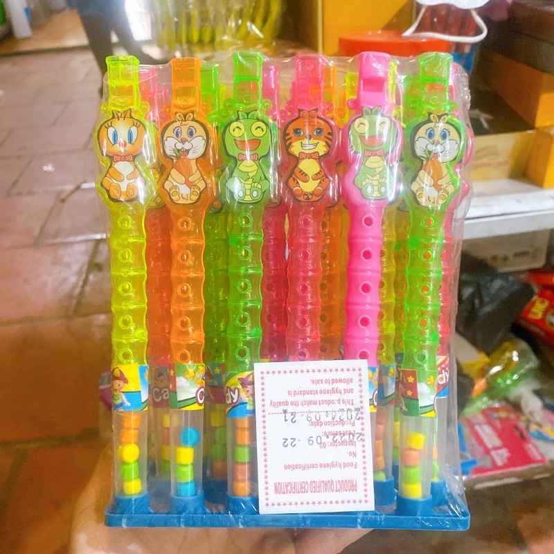 Vỉ 30 cây kẹo kèm sáo sắc mầu