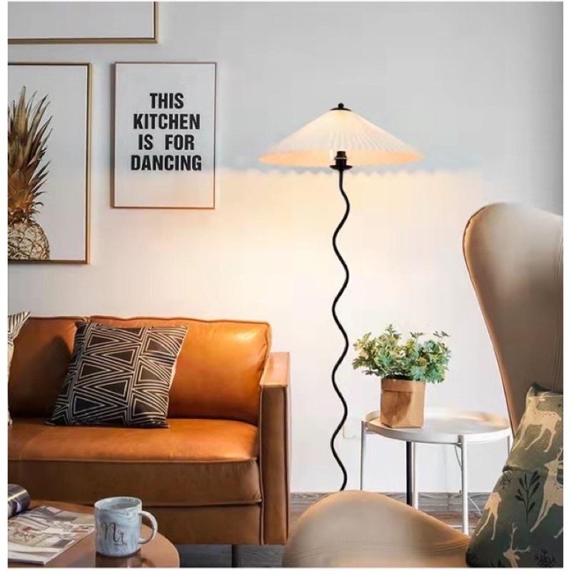 Đèn cây đứng thân lượn sóng chao xếp ly chỉnh sáng 3 màu Thanhshoptn