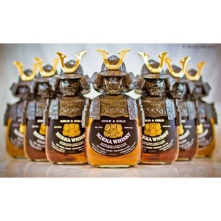 Vỏ chai rượu ngoại nhật bản samurai cao cấp giáp kim loại 700ml cực đẹp.chai rỗng không có rượu bên trong.