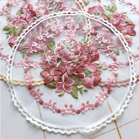 Tấm lót bàn ăn lọ hoa hoa lan đào hồng tròn vải ren thêu đăng ten REN4 họa tiết phong cách Bắc Âu vintage 30cm