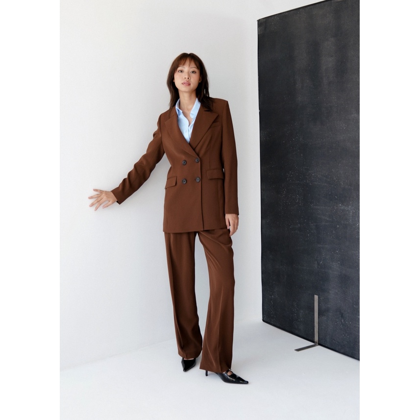 Áo Blazer dáng eo nhẹ 2 hàng khuy 2 túi ở thân trước, cúc trang trí(Nâu)_MONOTALK 22T40026TK