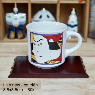 Ly sứ có quai in hình samurai - gốm sứ nhật bản
