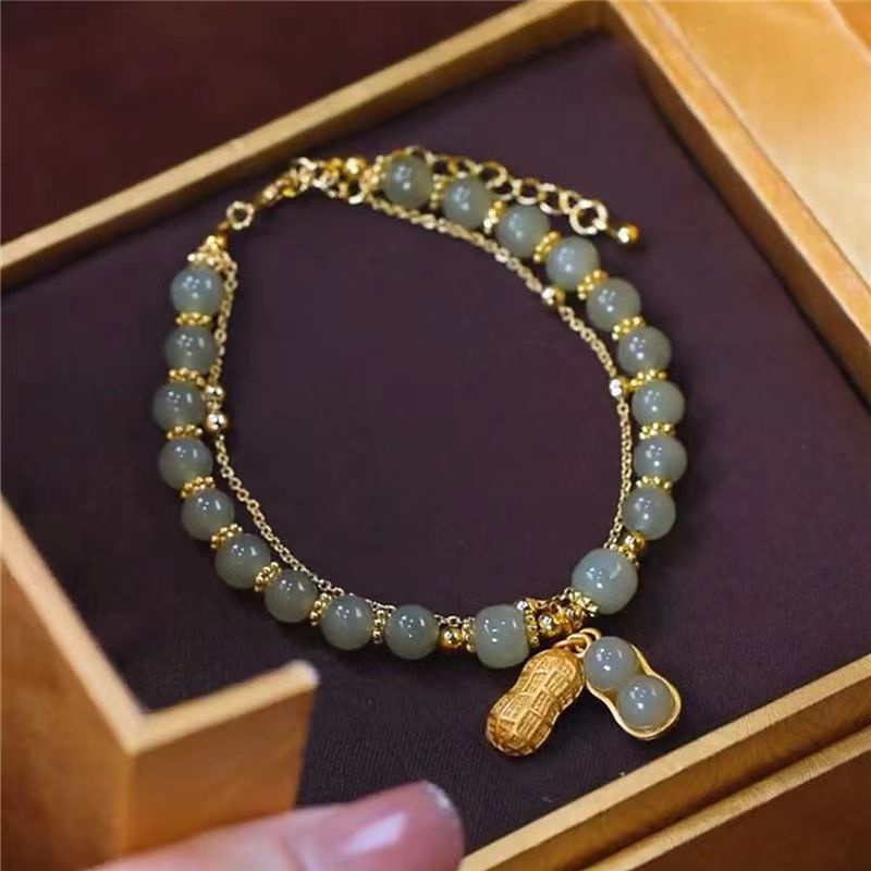 Vòng tay vàng xỏ hạt ngọc bích với mặt hình đậu phong cách cổ điển