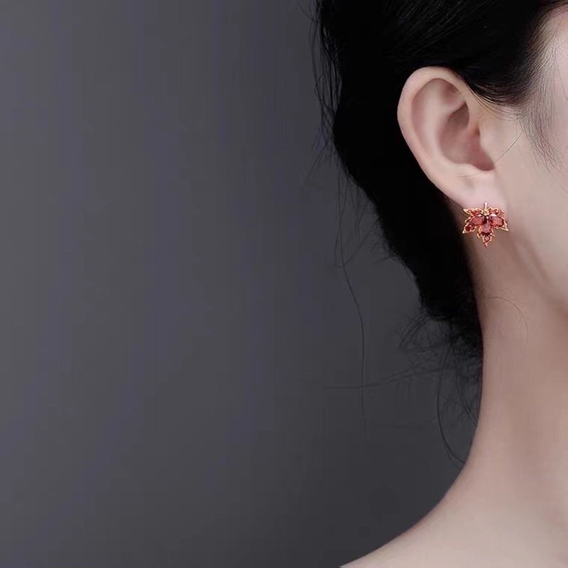 Bông tai hình lá phong đính đá zicorn màu nâu dễ thương cho nữ