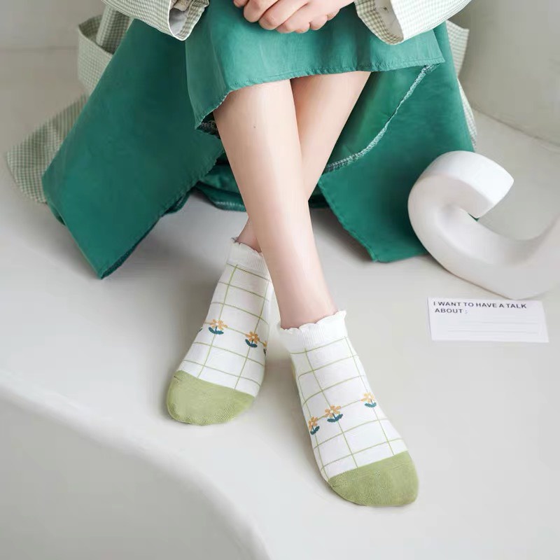 Tất nữ cổ ngắn họa tiết hình hoa màu xanh lá xinh xắn