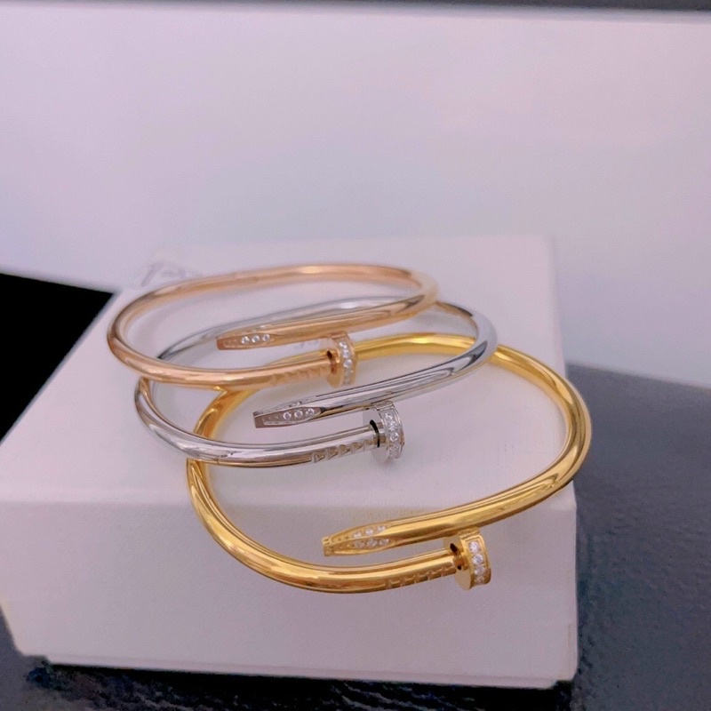 vòng tay titanium hình cây đinh có chữ đầu đinh