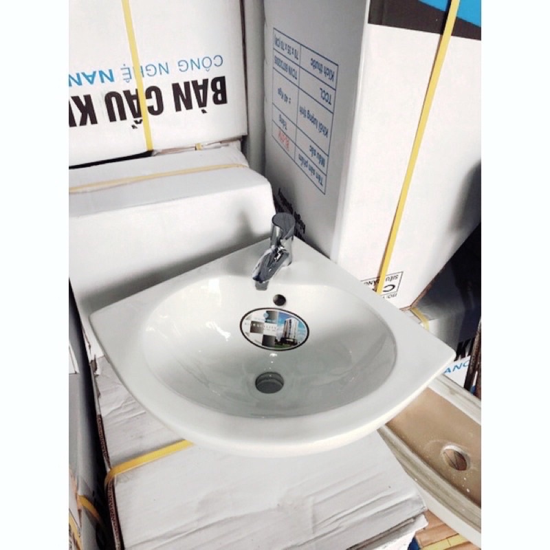 Chậu lavabo góc Thái Bình rẻ kích thước (36x36cm) đầy đủ phụ kiện vòi, xi phông, dây cấp