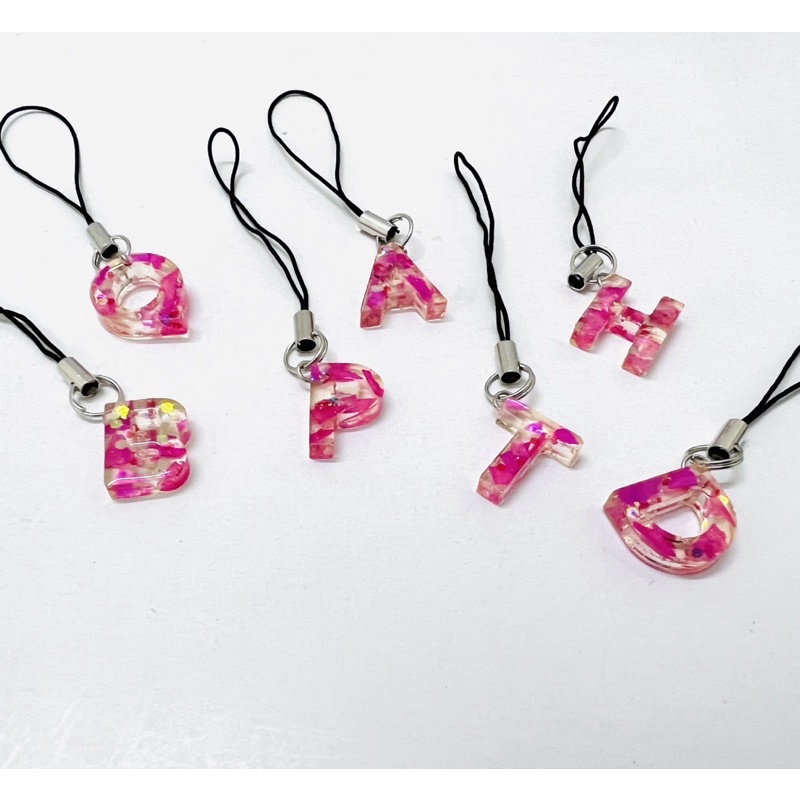 Móc khóa dây chữ cái nhũ hồng keo epoxy trong suốt