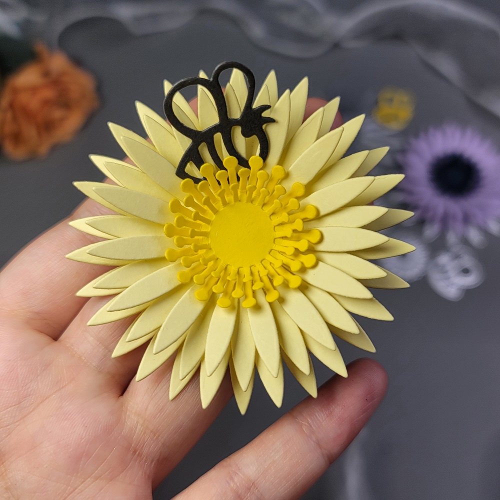 Khuôn Cắt Giấy Kim Loại Hình Ong Và Hoa Xinh Xắn