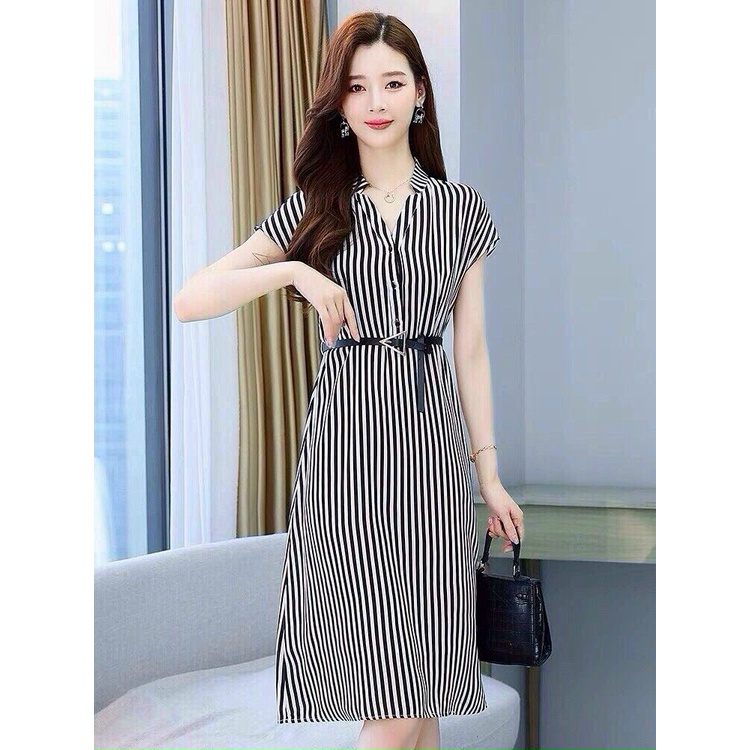 đầm dáng xòe, cổ trụ, tay ngắn, cài nút trước, dây kéo sau lưng, kèm dây thắt eo rời (ko kèm nịt)