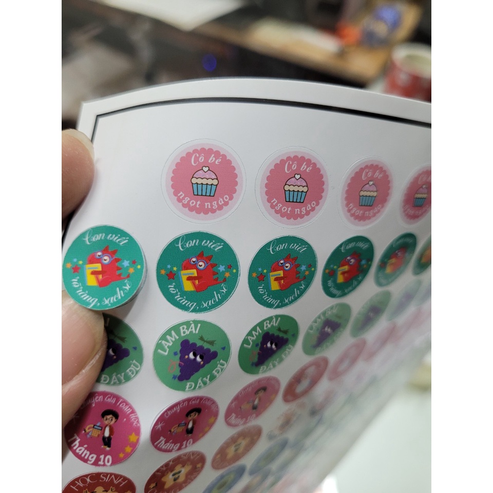 200 sticker mặt cười, mặt mếu...hoặc hình theo yêu cầu  làm phần thưởng cho các bé đáng iu lắm nha
