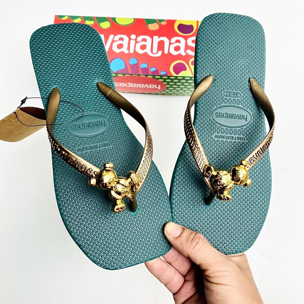 Dép kẹp xỏ ngón nữ đính charm gấu Bear thời trang cá tính, đế cao su bền bỉ êm ái nhiều màu lựa chọn.