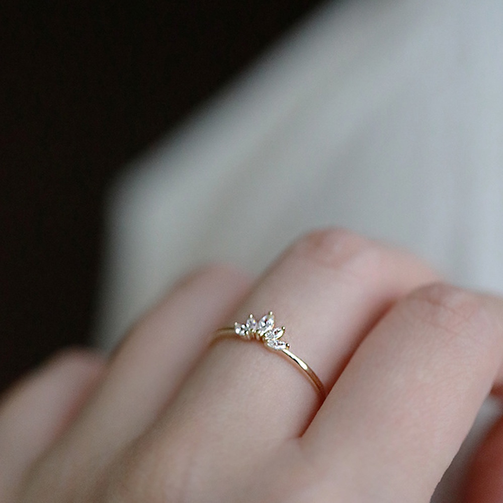 Nhẫn Đính Hôn Bằng Thép Titanium Mạ Vàng Đính Đá Zircon Hình Hoa Đơn Giản Thời Trang Cho Nữ