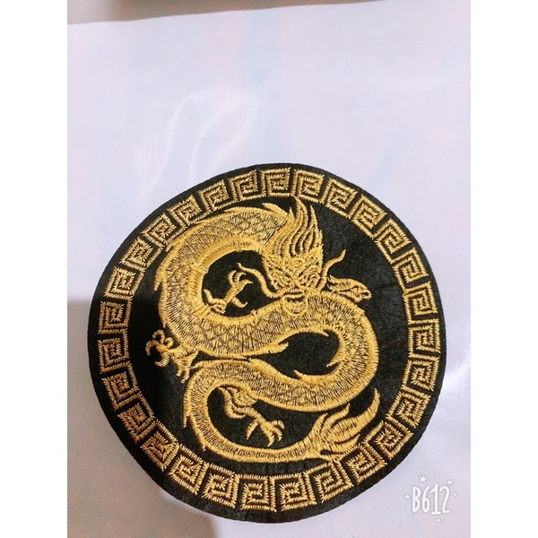 Sticker thêu là ủi tròn rồng vàng