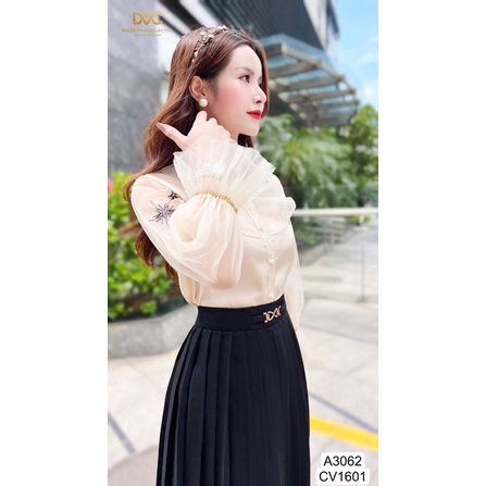 A3062 cv1601 áo sơ mi màu be và chân váy xếp ly màu đen