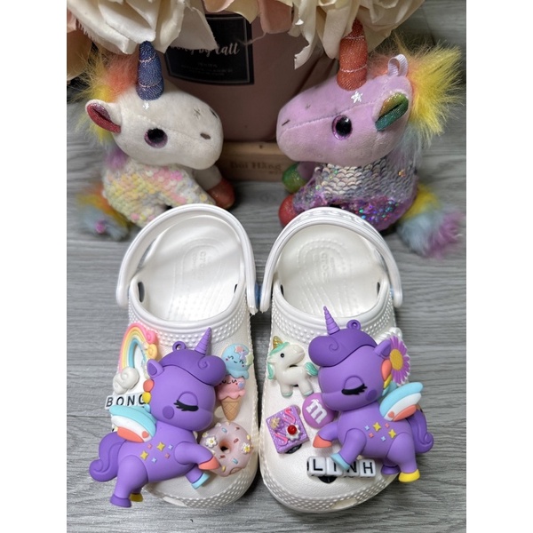 Dép croc" full charm pony tím,cô gái váy hồng