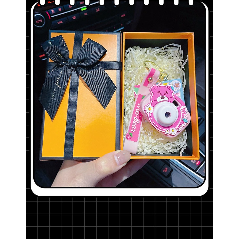 Móc Khóa Hoạt Hình Chú Gấu Và Máy Chiếu Dâu Tây Bằng Epoxy Tinh Tế