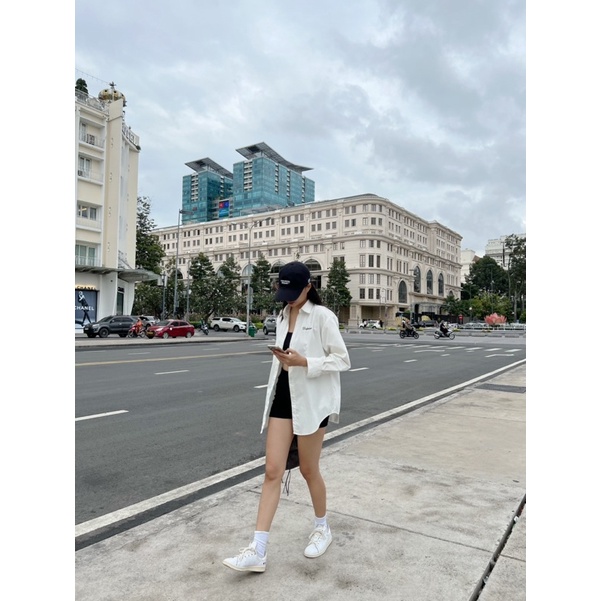 _ Áo sơmi freesize thêu chữ | Delphine chemise