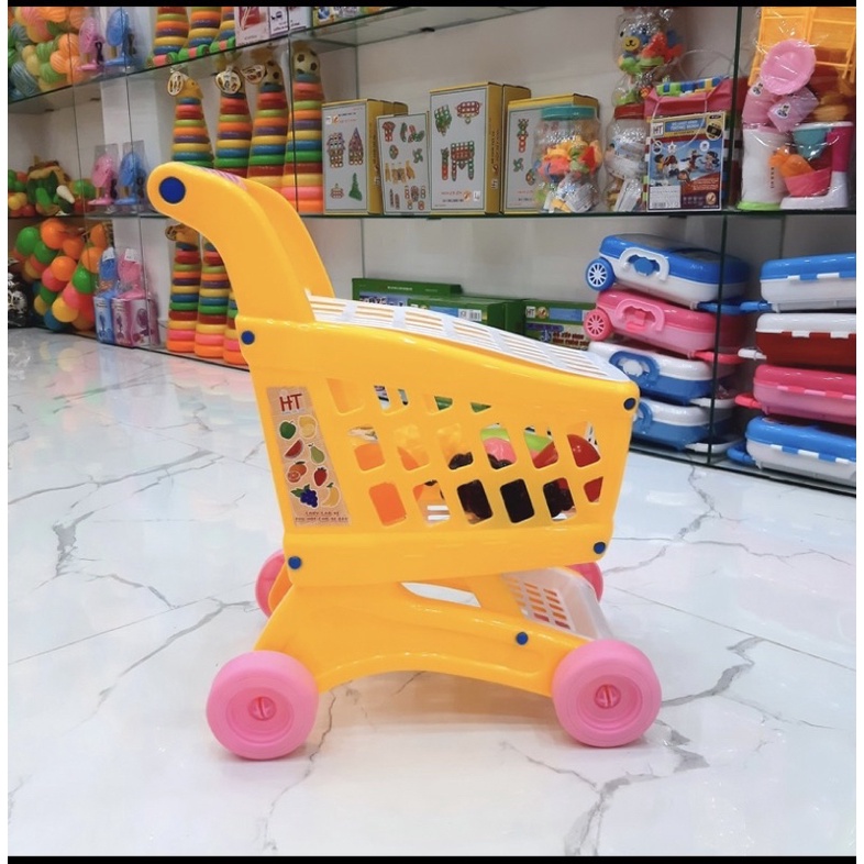 Xe siêu thị có túi trái cây