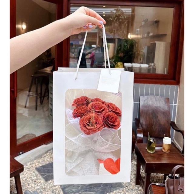 Bó hoa sáp 7 bông kim tuyến xinh xắn kèm túi thiệp đèn làm quà tặng sinh nhật