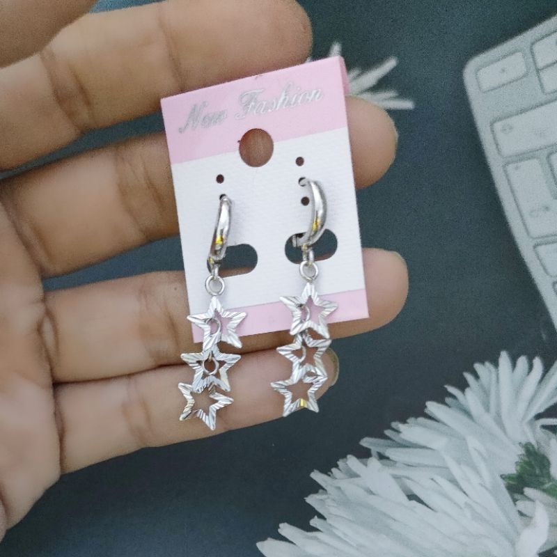 Bông tai khoen tròn inox tòn ten 3 hình thoi chạm chiếu sáng đẹp không đen