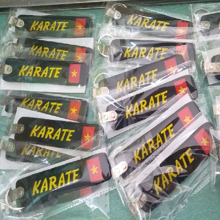 Móc khóa vải thêu Karate chữ vàng