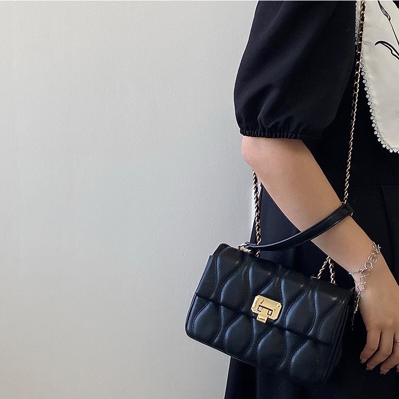 Túi xách nữ túi đeo chéo nữ màu đen đi kèm dây xích có đệm chống đau vai.